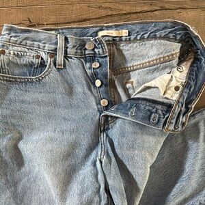 Levi’s raw hem wedgie Jean size 28